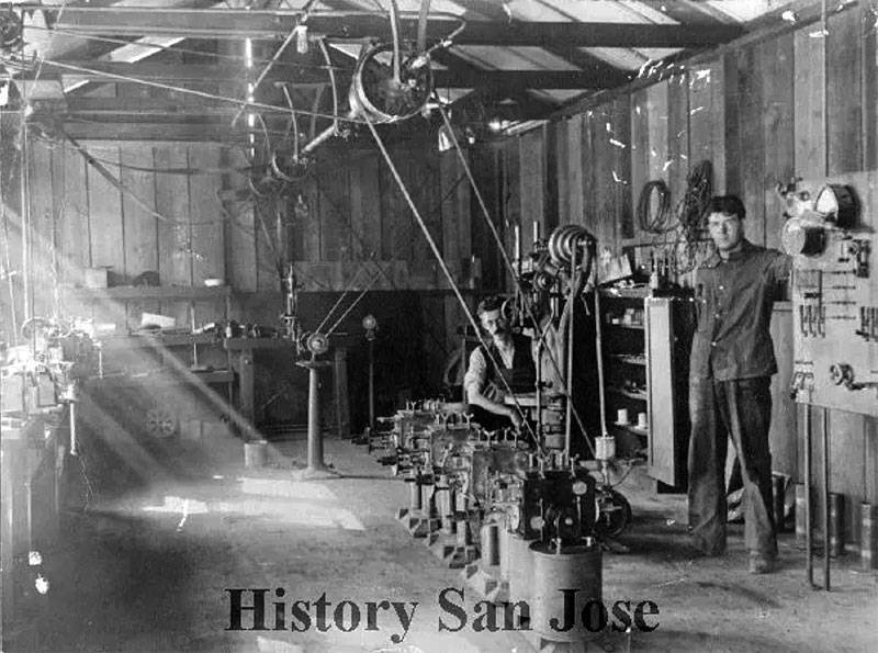 File:Doug-Perham-(at-right)-with-fellow-technician-C.-Albertus-of-Denmark-on-Federals-factory-floor-in-1909 Perham-Collection-of-Early-Electronics,-History-San-Jose,-2003-37-168.jpg