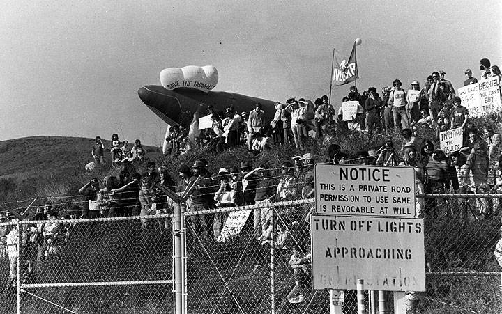 File:Diablo-84-whales-and-protesters-at-fence.jpg