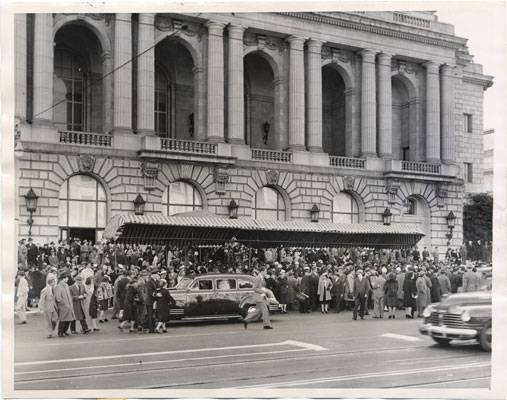 File:UN Conf apr 25 1945 crowd outside opera house after first meeting aad-8891.jpg