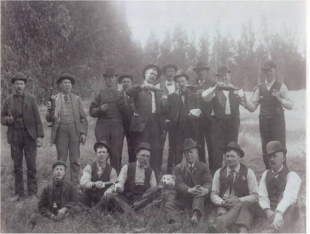 Foundin of local 85 mike casey in middle pouring beer 1905.jpg