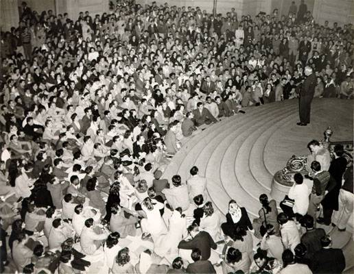 Lapham addressing SFSC students in City Hall Rotunda 1947 AAD-3235.jpg