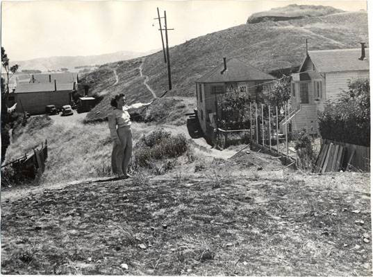 File:Mrs. William McKeen standing near Franconia Street 1946 .aad-8063.jpg