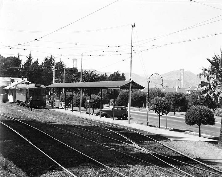 File:Presidio-Loop-with-D-Line-Streetcar-and-Golden-Gate-Bridge-Visible-in-Background -September-11-1935 A4609.jpg