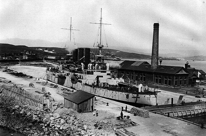 Destroyer-in-graving-dock-at-HP-1904.jpg