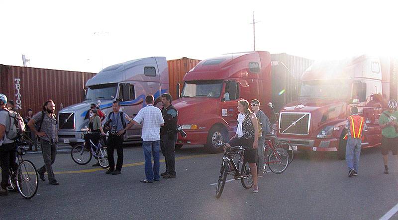 Talking-to-truckers-at-Oak-gen-strike-Nov-2-2011 4902.jpg