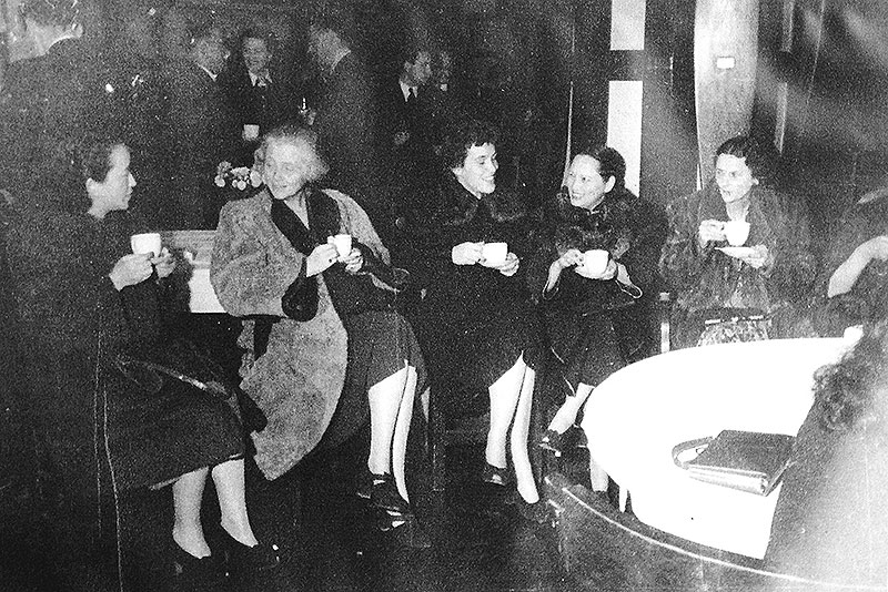File:Women-in-fur-coats-with-tea 1912.jpg