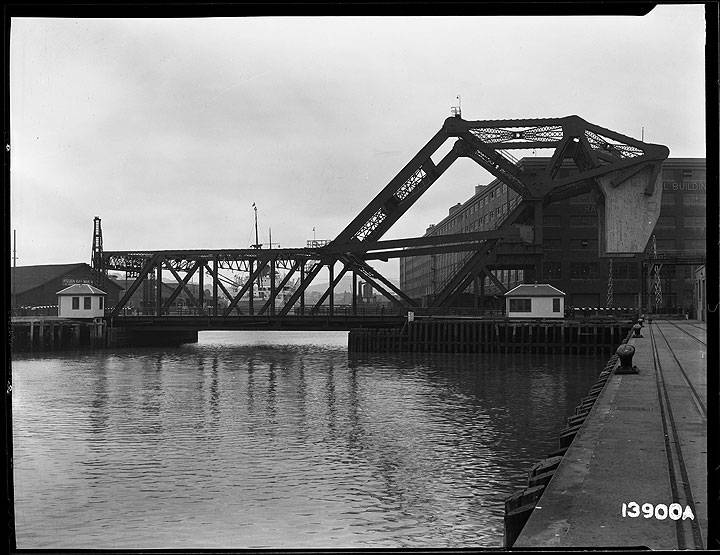 File:3rd-Street-Bridge-with-Bridge-Closed May-13-1933- U13900A.jpg