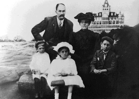 File:Richmond$simmons-family-1903.jpg