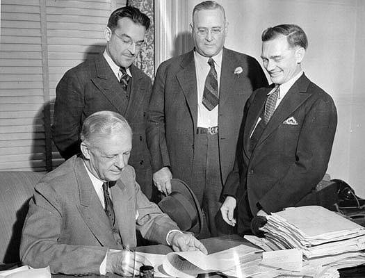 File:Governor-Culbert-Olson-signing-papers-which-opened-the-prison-gates-for-Warren-K-Billings-Oct-1939-AAA-5491.jpg