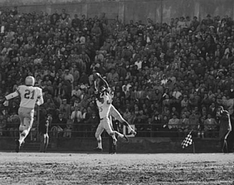 File:RC Alley OOPS Owens scores a touchdown versus the Detroit lions at Kezar Stadium via Ben Valdez 404815 2634982750713 471401710 n.jpg