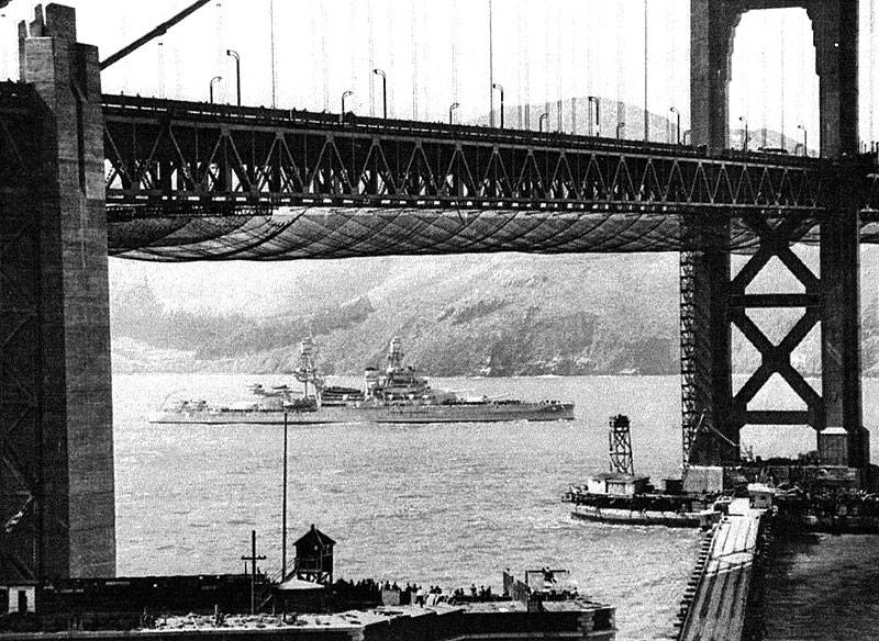 Warship-under-GGBridge-and-Ft-Point-1940s.jpg