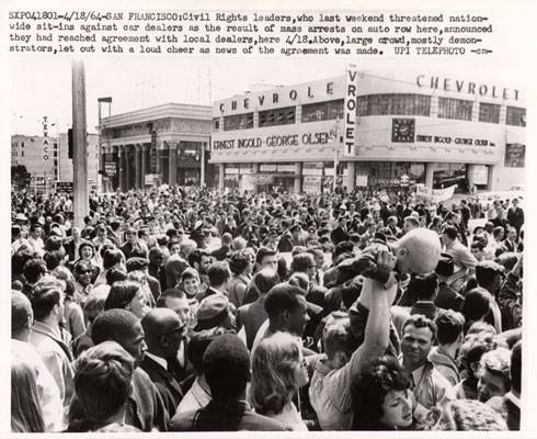 File:Crowd cheering settlement with auto dealers 1964 AAK-0884.jpg