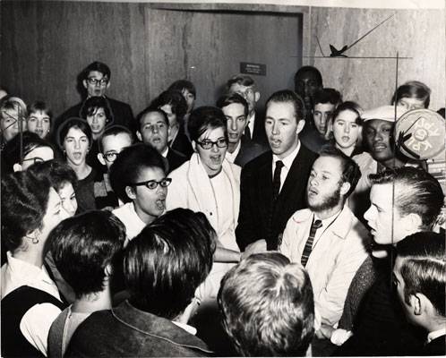 File:Picketers demonstrating in Hall of Justice corridor Nov 4 1963 AAK-0878.jpg