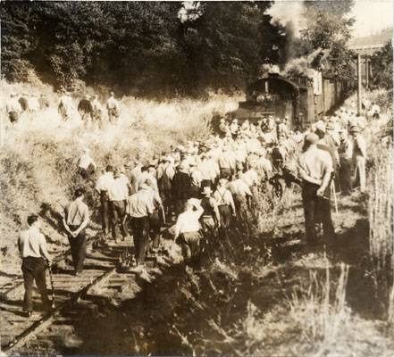 July 10 34 strikers block belt line railroad AAD-4983.jpg