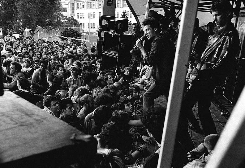 File:Dead-Kennedys-at-Dolores-Park-1984.jpg