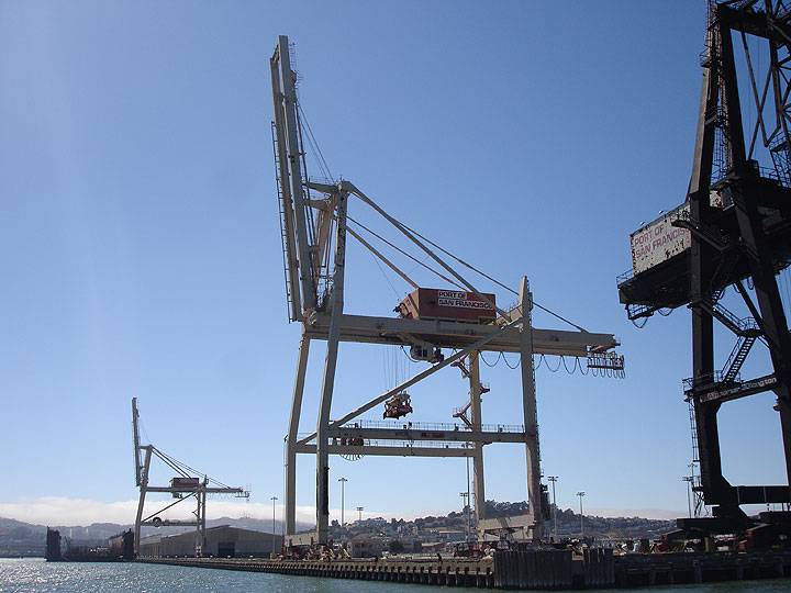 SF-container-cranes-lie-dormant-2010-4553.jpg