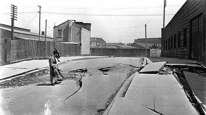 1906-quake-cracks-on-Dore-Alley-A22.34.200n.jpg
