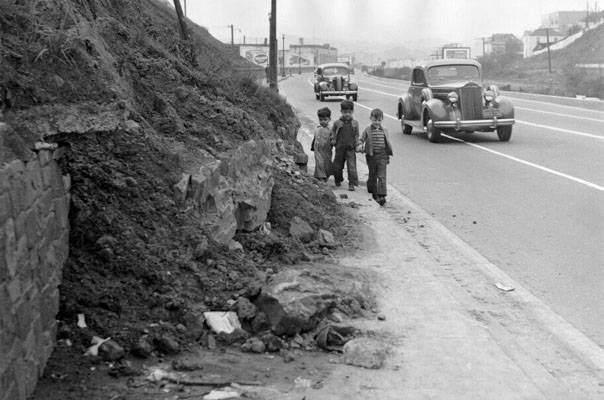 Bernal cut hazardous roadway w 3 kids 1942 AAA-9927.jpg