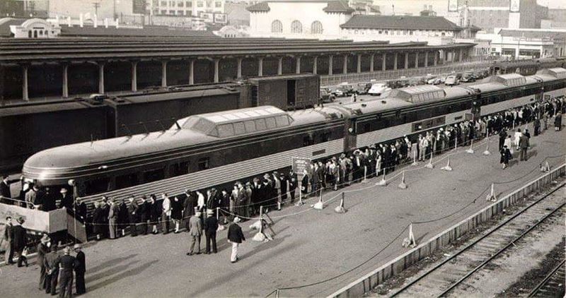 File:SP train with big line at 3rd and Townsend.jpg