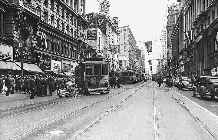 Streetcar-No-6-off-rails-on-Market-near-Powell-c-1940s.jpg