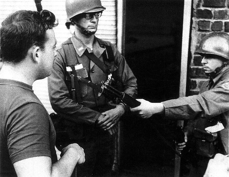 File:PL-member-Jay-Frank-confronts-National-Guard-at-Armory-Sept-1966 El-Puente-de-Claudio.jpg