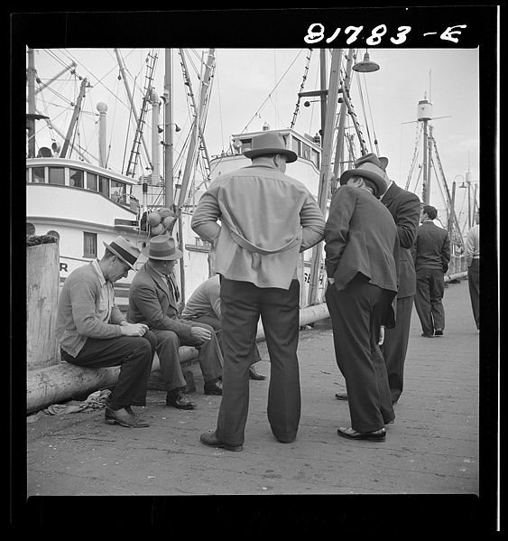 File:Italian fishermen gathered on Fisherman's Wharf. San Francisco, California December 1941 8c33672v.jpg