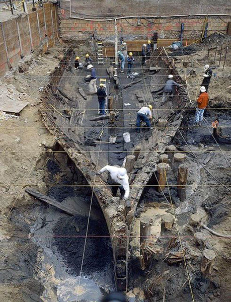 File:Buried-ship-being-excavated 23-3-490x640.jpg