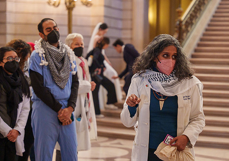 File:Rupa-in-city-hall-by-John-Avalos cropped.jpg