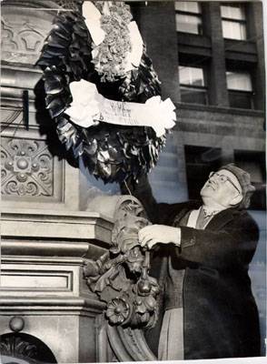 File:SOM Boys Lotta's Fountain wreath.jpg