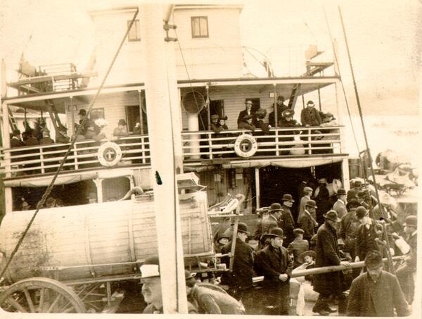 File:Refugees leaving Presidio landing AAC-3670.jpg