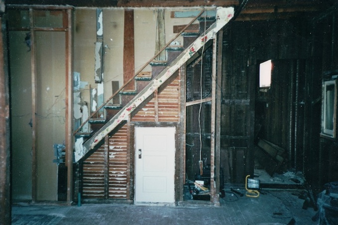 File:386 Richland Staircase.jpg