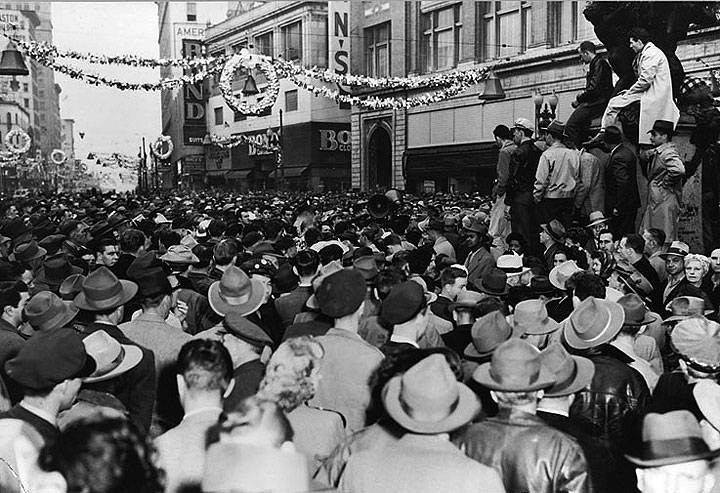 File:Oakland-Gen-Stk-1946-Latham-Square 00735936a ih.jpg