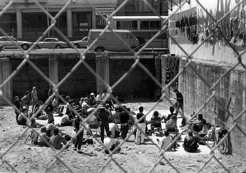 File:Klipschutz-poetry-reading-in-gartland-pit-c-1982.jpg