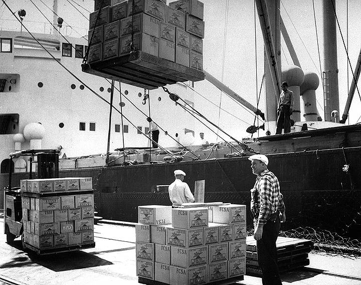 File:Longshore-offloading-Libbys-fruit-cocktails.jpg