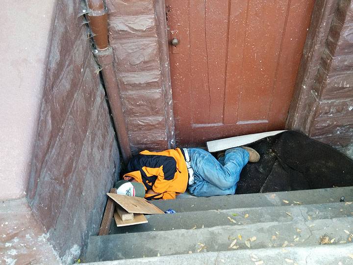 File:Day-laborer-sleeping 20150516 184904.jpg