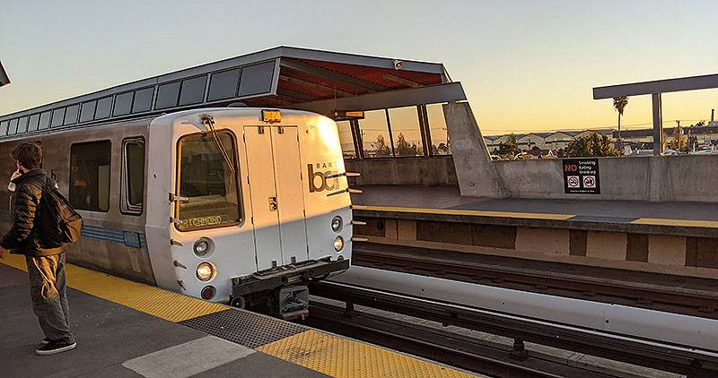 File:Bart-train-in-station 20211122 003635512.jpg