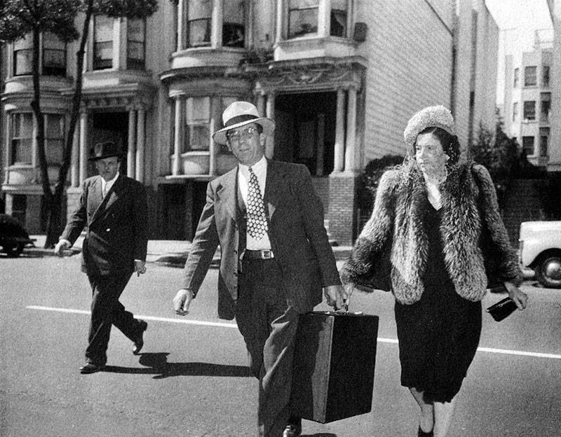 Inez-Burns-and-detective-w-suitcase-of-cash-on-Guerrero-Sept-1945-BANC-PIC-2006.029-127616.04.jpg