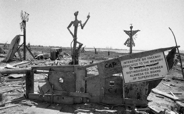 File:Emeryville mudflat sculpture via Rob Adams FB.jpg