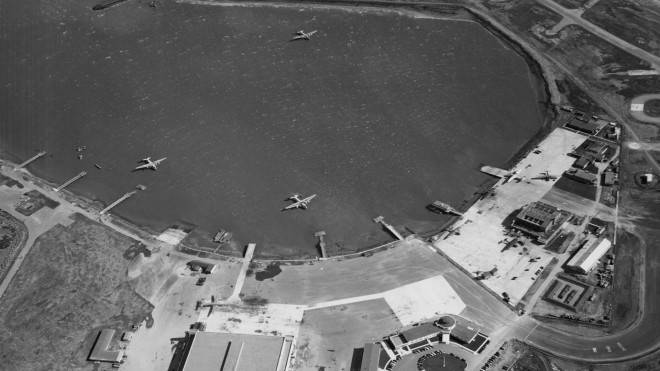 File:Pan American Airways Boeing 314 flying boats moored at San Francisco Airport 1946 pub 2000.058.1407 0.jpg