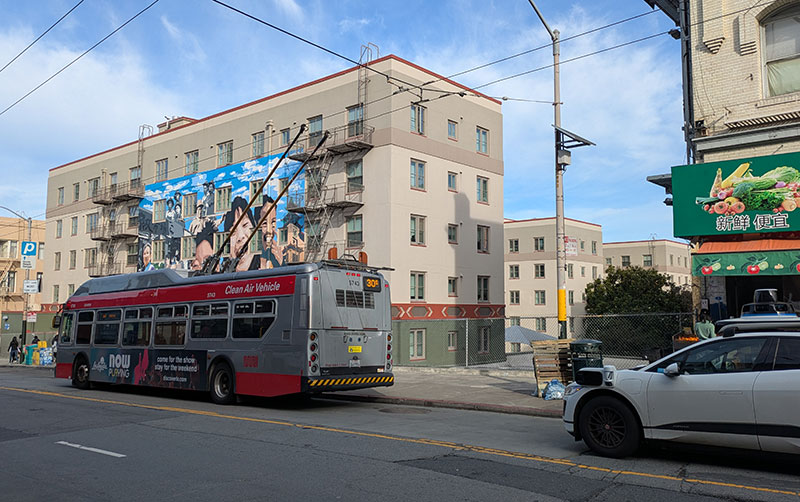 File:Ping-Yuen-projects-w-bus-and-waymo 20250104 215259700.jpg