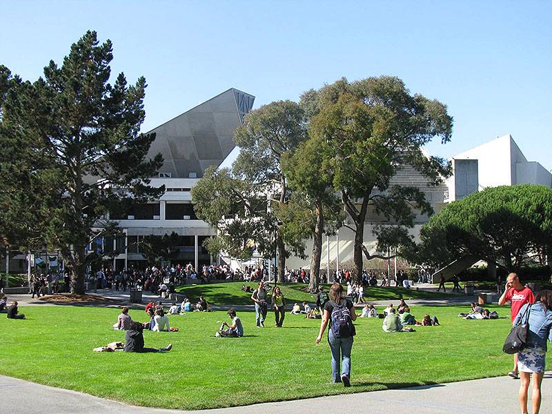 File:Sfsu-student-union-across-lawn-from-east 4455.jpg