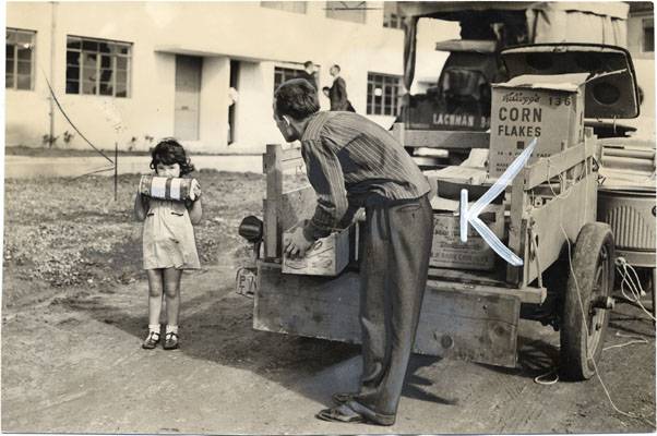 File:Arnold Taube unpacking his belongings with the help of his daughter, Rosanne, at Sunnydale housing project March 3 1941 AAD-6104.jpg