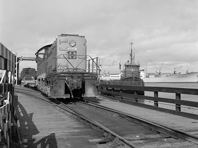 The-photographer-repositions-closer-to-the-car-float-apron-while-2381-passes-by-the-tug-Paul-P.-Hastings-as-she-pushes-freight-onto-barge-8.-Western-Railway-Museum-Archives.-Jeff-Moreau-collection.-Circa-March-1971 88515atsf-1.jpg