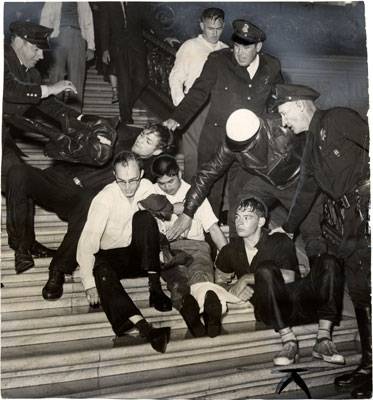 File:Huac may 13 1960 cops w protestors on rotunda steps AAF-0736.jpg