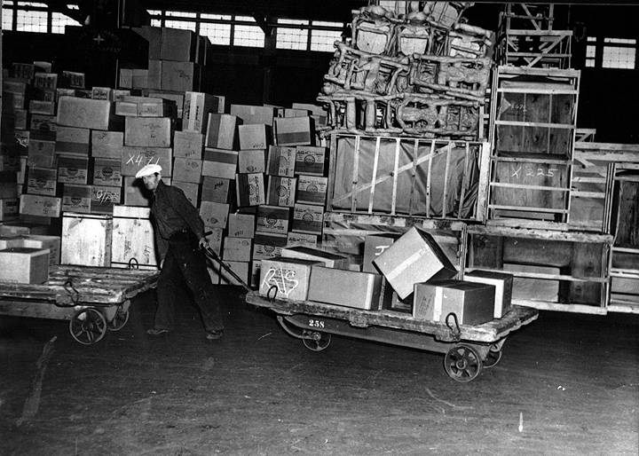 File:Longshore-warehouse-work.jpg