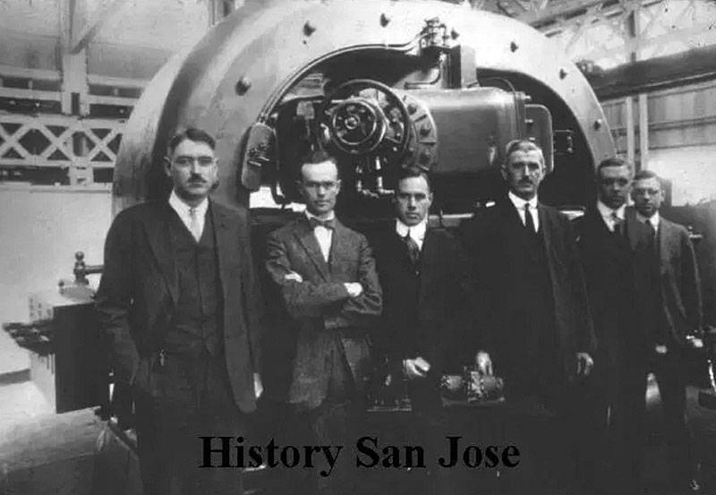 File:Federal-Telegraph-Companys-engineering-staff,-Palo-Alto,-ca.-1917.-Behind-them-is-the-first-of-six-500-kilowatt-arcs-built-for-the-US-Navy.jpg