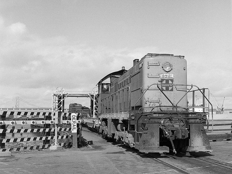 The-first-in-a-two-photo-set-shows-2381-pushing-a-cut-of-cars-onto-the-barge-at-the-China-Basin-slip.-Western-Railway-Museum-Archives.-Jeff-Moreau-collection.jpg