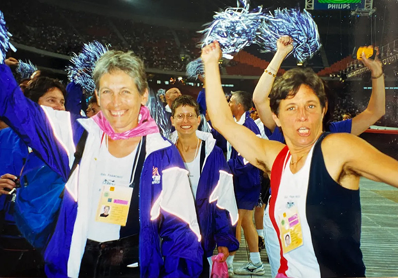 File:Cheering 9376 002.jpg