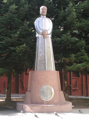 Sun-yat-Sen-statue 305.jpg