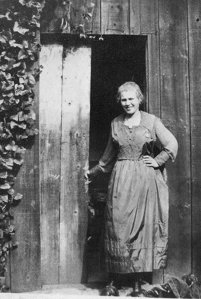 File:1917-Elsie-Hagen-at-back-shed.jpg